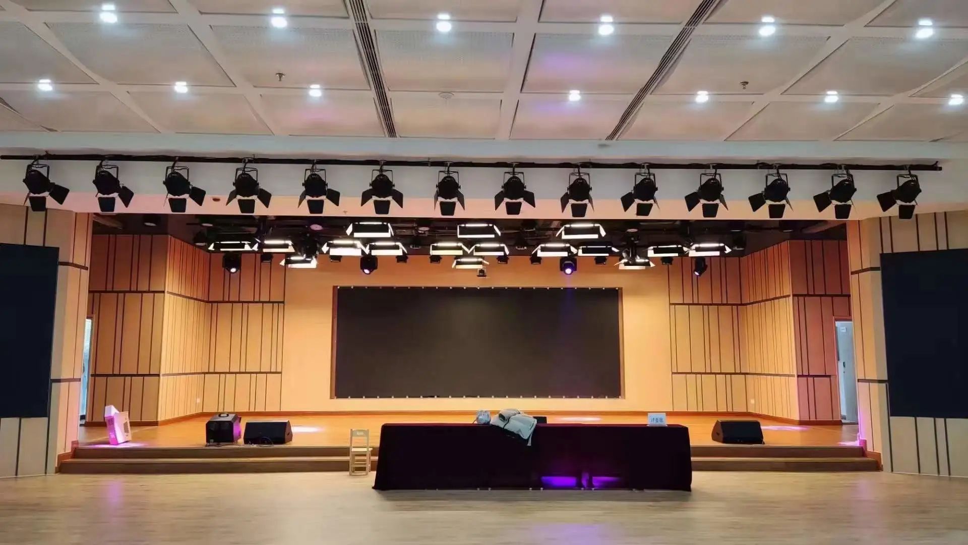 航天廣電專業(yè)燈光音響擴(kuò)聲系統(tǒng)工程產(chǎn)品服務(wù)于某學(xué)校禮堂！